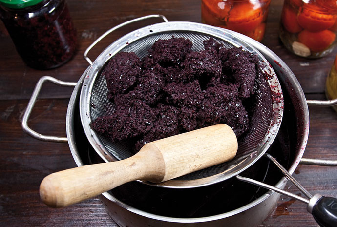 1. Этап. Вино из рябины: 5. С помощью мелкого сита процедите полученную массу, как следует отжимая мезгу.