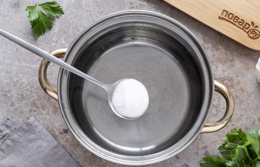 1. Этап. Грибы по-ташкентски: Для маринада вскипятите воду с солью, добавьте уксусную эссенцию и проварите 1 минуту.