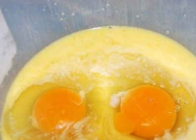 1. Этап. Бисквит с сухофруктами: Добавляем яйца, взбиваем минуты 4.