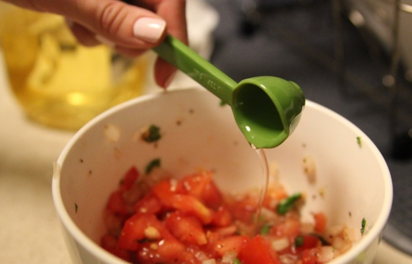 1. Этап. Брускетта с помидорами: 4. Перемешайте все ингредиенты руками. добавьте соль, перец, оливковое масло и еще раз перемешайте.