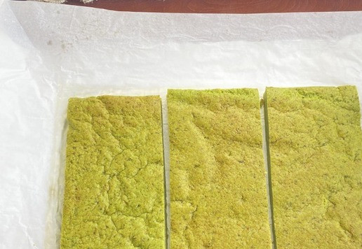 1. Этап. Закусочный шпинатный торт: Готовый бисквит остудите и разрежьте на равные три части.