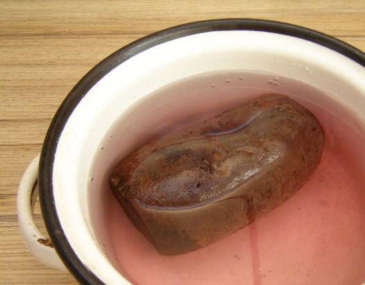 1. Этап. Салат с вареной свеклой: 1. Для этого салата свеклу лучше брать очень сладких сортов. Отвариваем ее в кожуре, после даем ей полностью остыть.