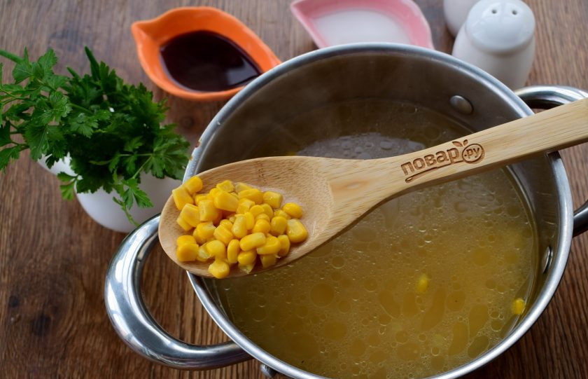 1. Этап. Быстрый куриный суп с кукурузой и имбирем: Добавьте кукурузу, соевый соус.