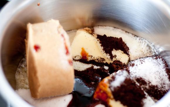 1. Этап. Ирландская карамель с орехами: 1. В небольшой кастрюле смешать сливочное масло, сахар, коричневый сахар, патоку, ирландский виски (если используется), кофе эспрессо и соль. Нагреть на среднем огне и размешивать до тех пор, пока масло не растает, и все ингредиенты не перемешаются. Довести до кипения, помешивая, пока смесь не достигнет температуры 120 градусов на термометре. Продолжать варить, постоянно помешивая, до тех пор, пока смесь не достигнет температуры 150 градусов.