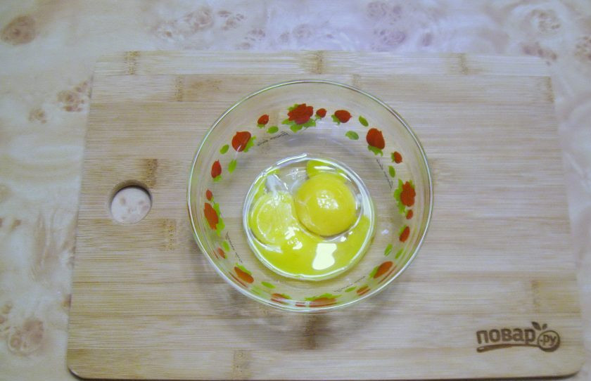 1. Этап. Яблочный пирог Фантазия: Приготовьте крем для пирога. В миску выложите желтки яиц.