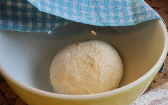 1. Этап. Пончики во фритюре: 3. Выложите тесто в мисочку, накройте его чистым полотенцем и оставьте в тепле на 1.5-2 часа, чтобы оно подошло.