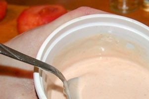 1. Этап. Салат из авокадо и креветок в лодочках: Сделайте соус: смешайте майонез и кетчуп. При желании подсолите и добавьте специи. Смешайте заправку с салатом. Подавать можно в половинках авокадо или в салатнике.