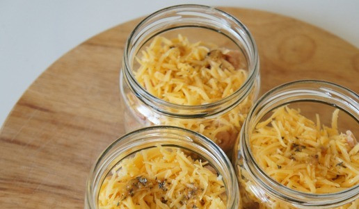 1. Этап. Салат с тушёнкой из индейки: Затем слой тёртого сыра. Полить оставшимся соусом.