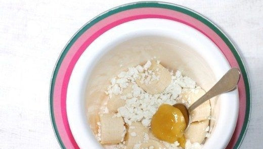 1. Этап. Смузи с пшеничными отрубями: В чашу блендера выложите творог, клюкву, очищенный и порезанный банан. Если вы следите за своей фигурой, то выбирайте обезжиренный творог.