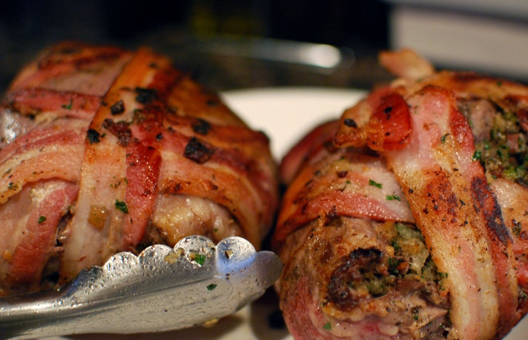 1. Этап. Телячье сердце: 5. Достаньте сердца из молока и оботрите салфетками, натрите их солью, перцем и оставшимся мускатным орехом. Заполните сердечки приготовленной начинкой. Заверните каждое сердце в ломтики бекона и заколите зубочистками. Обжарьте сердца в беконе в казане до золотистого цвета, затем переложите их на доску. Все оставшиеся овощи нарубите кубиками и обжарьте в том же казане, влейте 0,5 стакана мадеры, выложите к овощам сердца, залейте вином, если нужно, долейте воду.