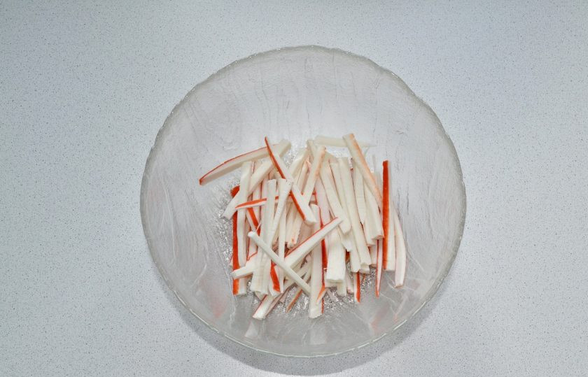 1. Этап. Салат Крабовое море: Нарежьте крабовые палочки тонкой соломкой.