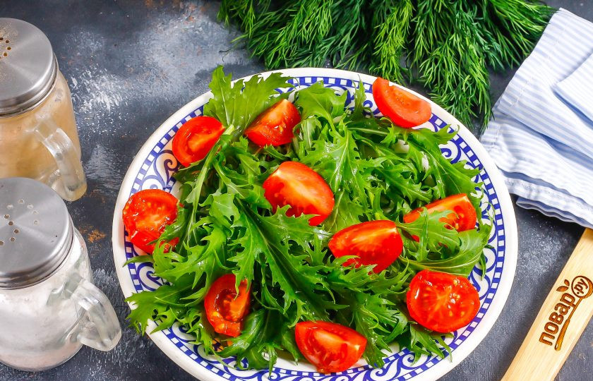 1. Этап. Салат с ростбифом и рукколой: Промойте помидоры черри в воде, разрежьте их пополам и выложите между листьев рукколы. Можно использовать и обычные помидоры, нарезав их ломтиками.