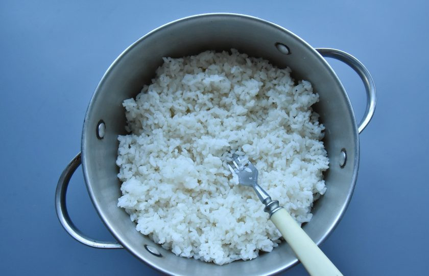 1. Этап. Суп Том ям с мидиями: На сильном огне дождитесь выкипания воды до уровня риса и накрыв кастрюлю крышкой, уменьшите огонь до минимального. Не открывая крышку томите рис 20 минут. После чего отключите огонь и оставьте рис дойти еще 10 минут. Откройте кастрюлю и разрыхлите готовый рис вилочкой, стараясь не повредить целостность зерен.