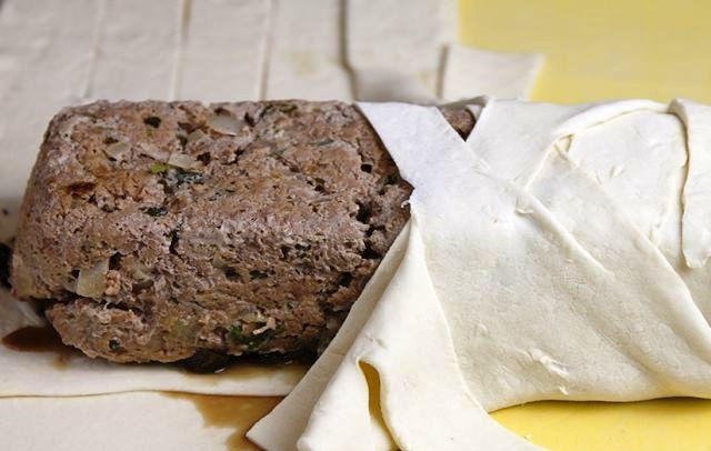 1. Этап. Веллингтон: Теперь нарезанными лентами теста плотненько накрываем нашу начинку. Я всегда накрываю крест-накрест - для красоты.