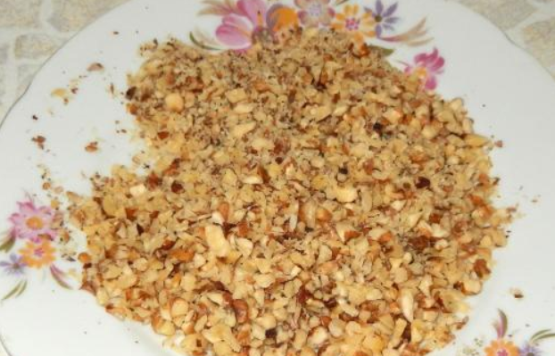 1. Этап. Торт для мужчины: Грецкие орехи очищаем и измельчаем ножом.