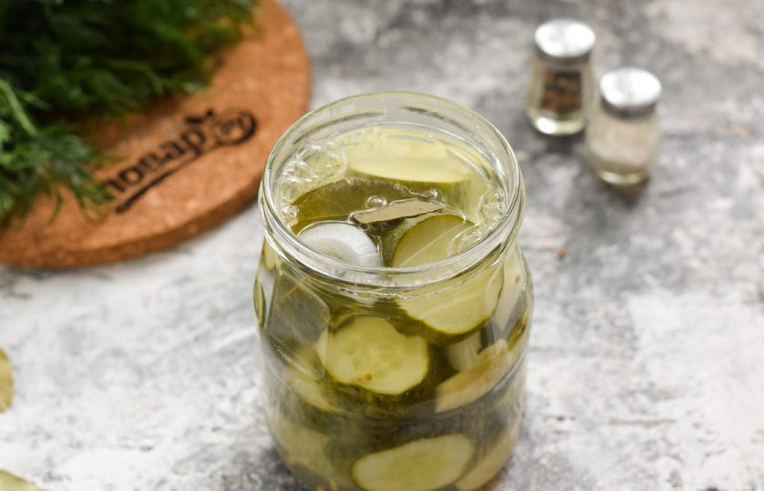 1. Этап. Огурчики по-болгарски на зиму: Аккуратно достаньте банку из кастрюли.