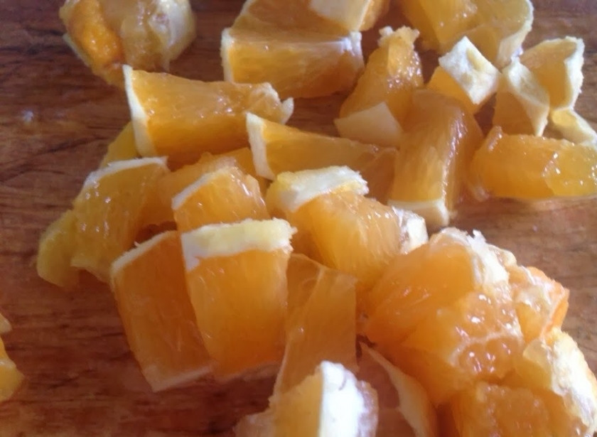 1. Этап. Салат из бананов и апельсинов: Режем кубиками апельсин.