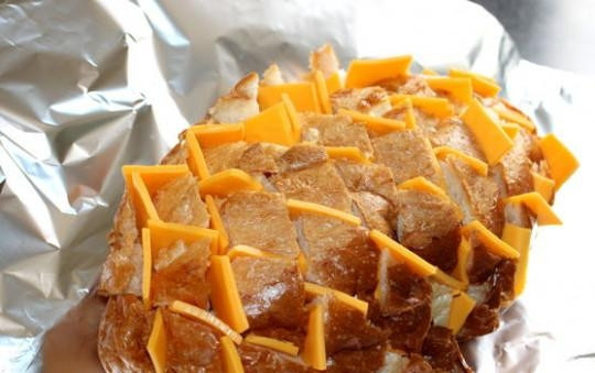 1. Этап. Сырный хлеб с зеленью: В каждый надрез вставьте кусочек сыра.