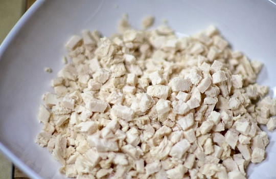 1. Этап. Куриный салат с грибами: 7. Остудите готовое филе, нарежьте его мелкими кубиками.