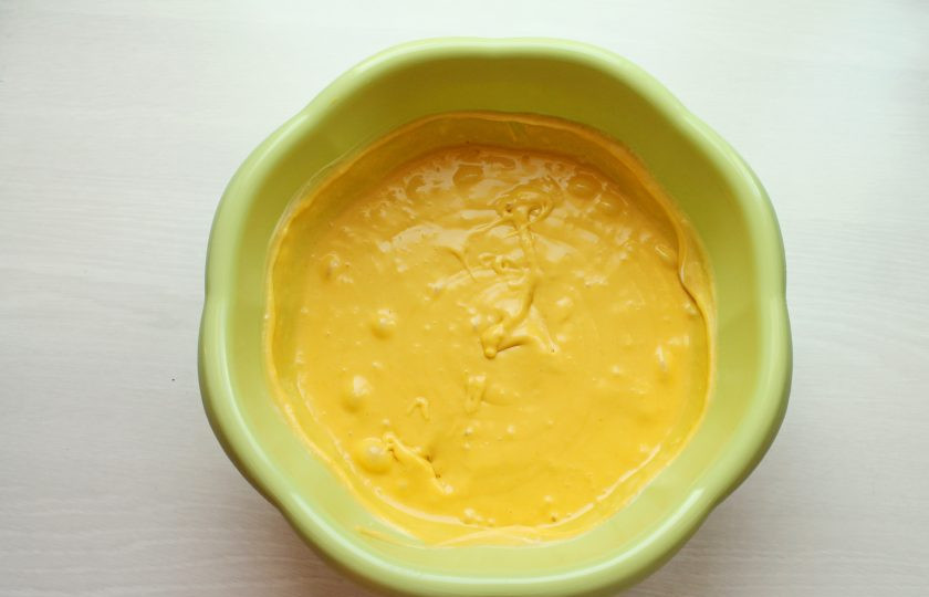 1. Этап. Суфле из манго: Взбивая сливки, введите манговое пюре и взбейте до однородной, пышной массы.