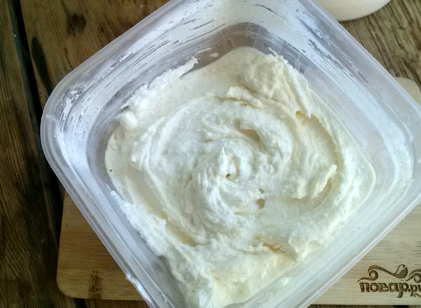 1. Этап. Зефир по Дюкану: Пастоообразный творог смешайте с сахарозаменителем.