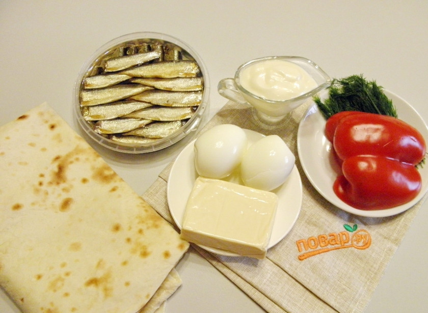 1. Этап. Рулет из лаваша на Новый Год: Для рулета возьмите два квадратных лаваша. Отварите яйца, откройте консерву. Приступим.