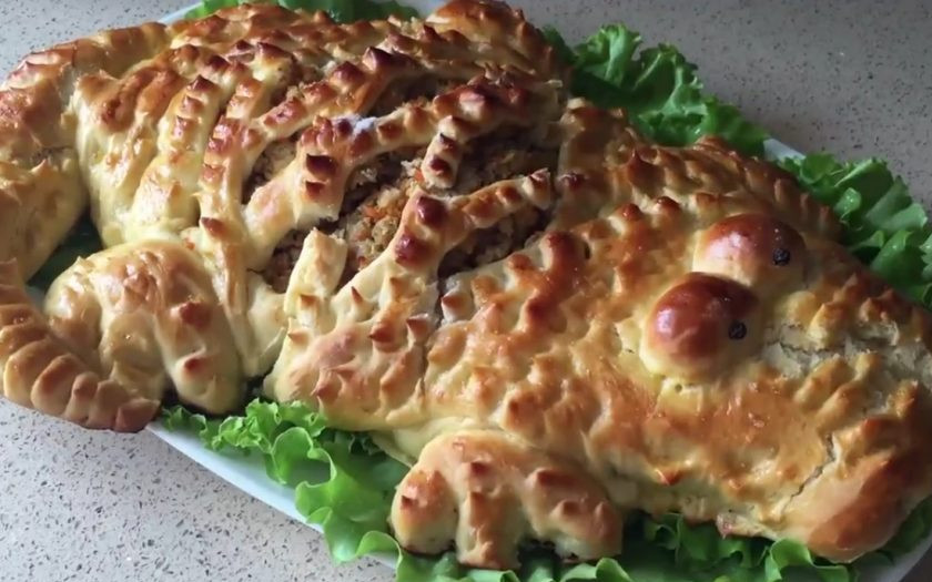 1. Этап. Пирог Крокодил: 6. С помощью ножниц сделайте шипы и колючки крокодилу, для этого просто надрежьте тесто по всему периметру. Смажьте тесто слегка взбитым яйцом, чтобы оно подрумянилось при выпекании. Выпекайте пирог в разогретой до 180 градусов духовке 20 минут. Приятного аппетита!