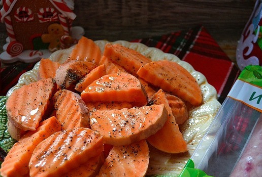 1. Этап. Купаты из индейки с апельсиново-мандариновым соусом: Батат вымыть, нарезать дольками. Добавить соль, перец, перемешать. Влить оливковое масло, ещё раз всё перемешать.