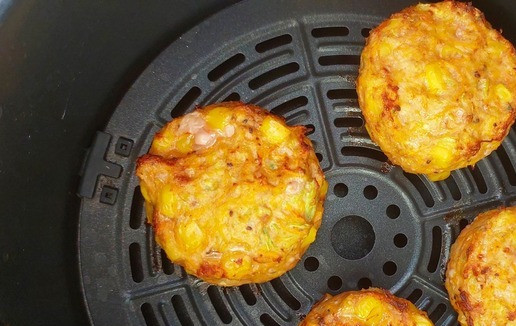 1. Этап. Котлеты из индейки в стиле Спорт-шик: Степень готовности имеет смысл проверить минут через 10, потом добавить время для нужной степени прожаренной корочки. Я готовила 12 минут.