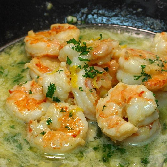 1. Этап. Креветки Скампи: Добавить херес, цедру лимона, петрушку, лимонный сок. Перемешать все вместе, и варить в течение нескольких минут.