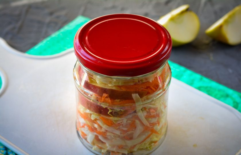 1. Этап. Квашеная капуста с морковью и яблоками: Прикройте крышкой и оставьте на столе на 2 суток. Затем уберите в холодильник до окончательно сквашивания, примерно на 2-3 дня, после чего снимите пробу.