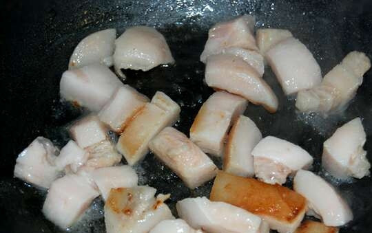 1. Этап. Мясо в пиве по-чешски: Обрезаем со свинины сало и в сковороде или казане вытапливаем его, на полученном жире будем готовить блюдо.