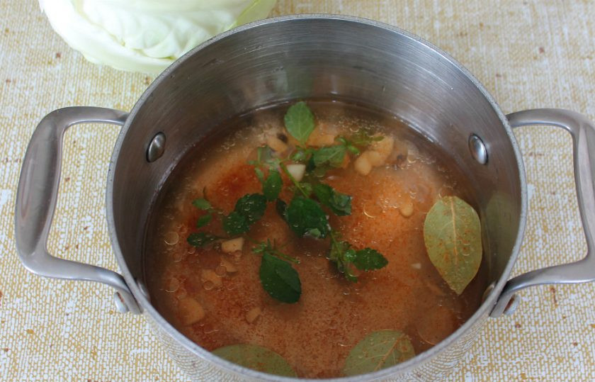 1. Этап. Заварная капуста на зиму: Наливаем воду, подсолнечное масло и уксус. Ставим кастрюлю на огонь. Доводим маринад до кипения.