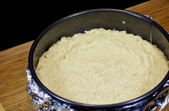 1. Этап. Пирожок с мясом: 11. Подготовьте жаропрочную форму и смажьте ее сливочным маслом. Выложите картофель ровным слоем.