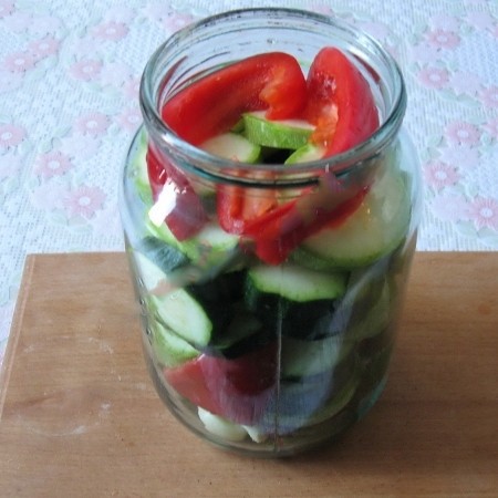 1. Stage. Canned zucchini: Put in a jar of zucchini, on top of the rest of the pepper. Put a little more dill and a leaf of horseradish on top, you can also add hot pepper.