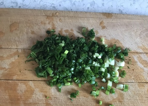 1. Этап. Постные картофельные вафли: 4. Зелень — промыть и мелко порубить.