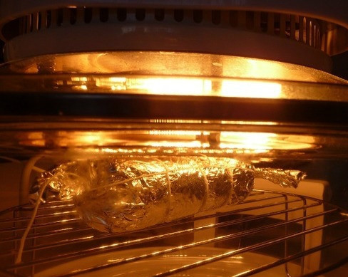 1. Этап. Куриный рулет в аэрогриле: Фольгу можно дополнительно перетянуть пищевым жгутом для надежности. В таком виде отправляю рулет в аэрогриль на высокую решетку. Ставлю выпекать на полчаса при температуре 190-200 градусов. Затем выключаем аэрогриль и оставляем там наш рулет до полного остывания.