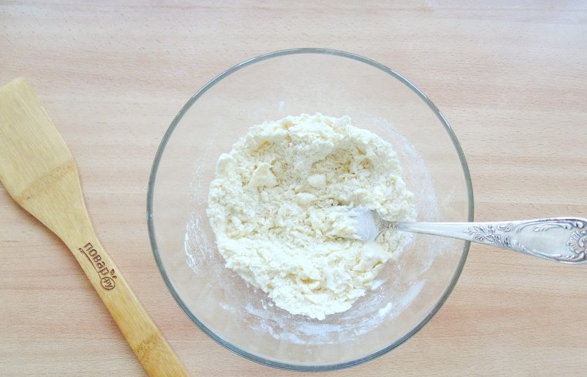 1. Этап. Лотарингский киш: С помощью вилки или блендера сделайте крошку из муки и масла.