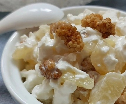 1. Этап. Творожный салат с грушей и шелковицей: Перемешать ингредиенты салата. Салат не раскисает и вполне может быть блюдом 