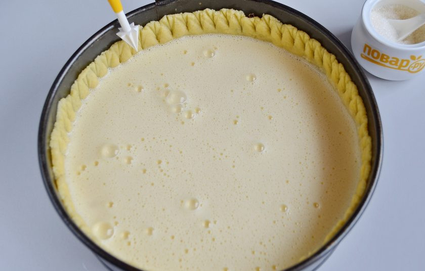 1. Этап. Ванильный сметанник: 8. Оформите край, как вам нравится. Я воспользовалась инструментами для мастики. Отправьте сметанник в духовку на 45-50 минут, она должна быть заранее разогрета до 180 градусов.