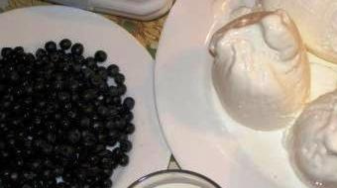 1. Этап. Молочный коктейль с черникой: Итак, рецепт приготовления молочного коктейля с черникой требует трех основных ингредиентов - молока, мороженого (лучше всего - белый пломбир) и черники. Дополнительно можно использовать аэрозольные сливки.