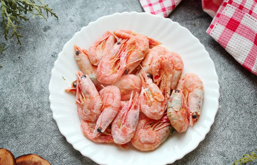 1. Этап. Креветки в молоке: Готовые креветки достаньте, сбрызните соком лимона, остудите и подавайте к столу.