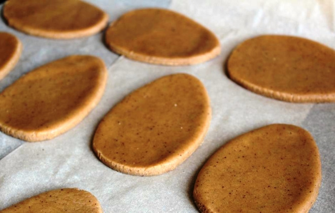 1. Этап. Пряники на пасху: Готовое тесто раскатайте в пласт, вырежьте пряники и выпеките в духовке в течение 15 минут при 180 градусах.