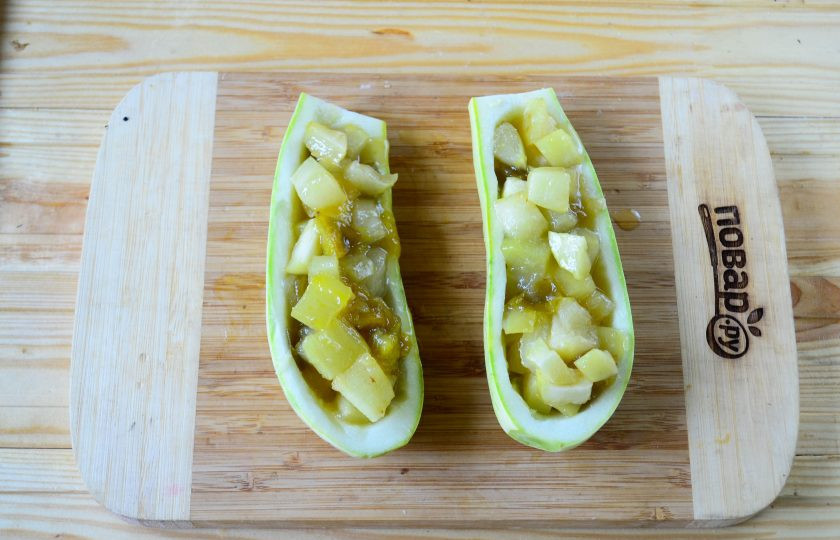 1. Этап. Лодочки из кабачков с дыней: Наполните лодочки из кабачков фруктовой начинкой и отправьте в духовку на 15-20 минут (температура — 180 градусов).