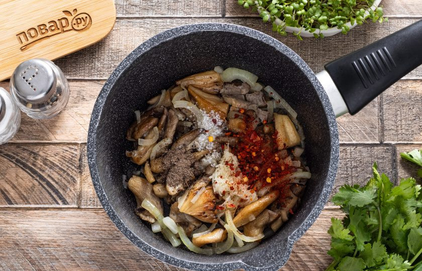 1. Этап. Чакапули из грибов: Добавьте соль, измельченный чеснок, черный и острый молотые перцы. Потушите все вместе 1-2 минуты.