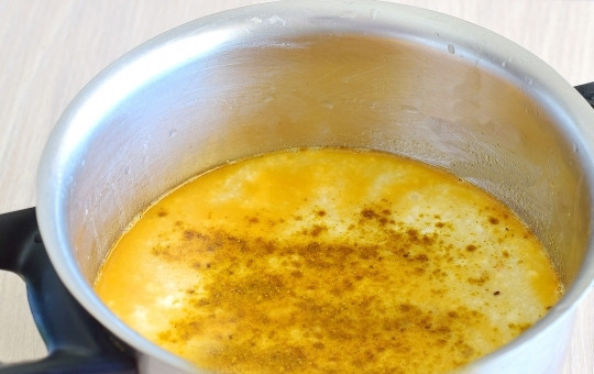 1. Этап. Асам Лакса: Добавьте кокосовое молоко и пасту карри. Добавьте соль и сахар, чтобы достичь вкусового баланса.