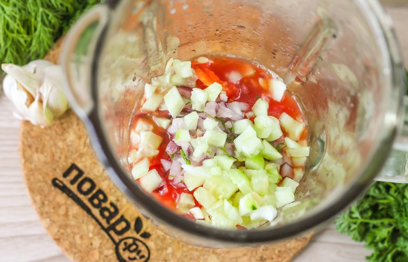 1. Этап. Гаспачо по-андалузски: Очистите свежий огурец от кожуры и промойте его в воде. Если плод позднего сорта, то удалите и семена. Нарежьте мелкими кубиками и добавьте в емкость к остальным нарезкам.