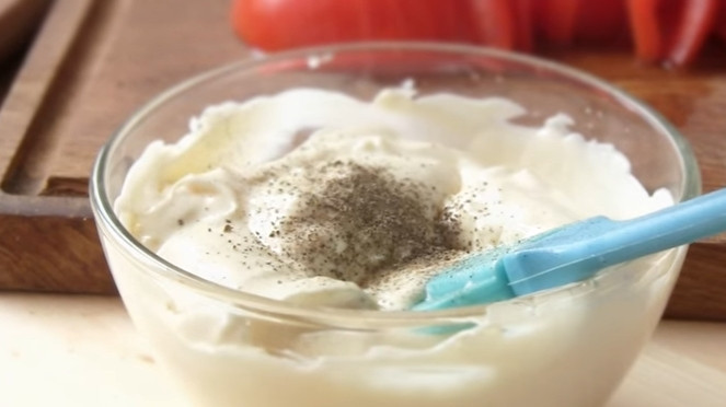 1. Этап. Картофель с мясом по-французски: 5. В майонез выдавите чеснок и добавьте черный перец. Перемешайте.