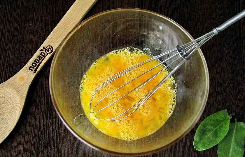 1. Этап. Заливной пирог с щавелем: Взбейте яйца с солью.