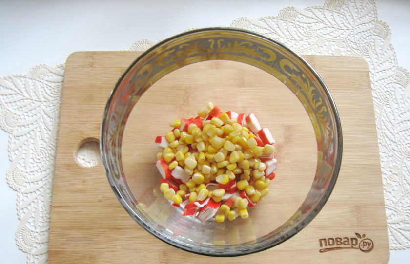 1. Этап. Зеленый салат с крабовыми палочками: Добавьте кукурузу.